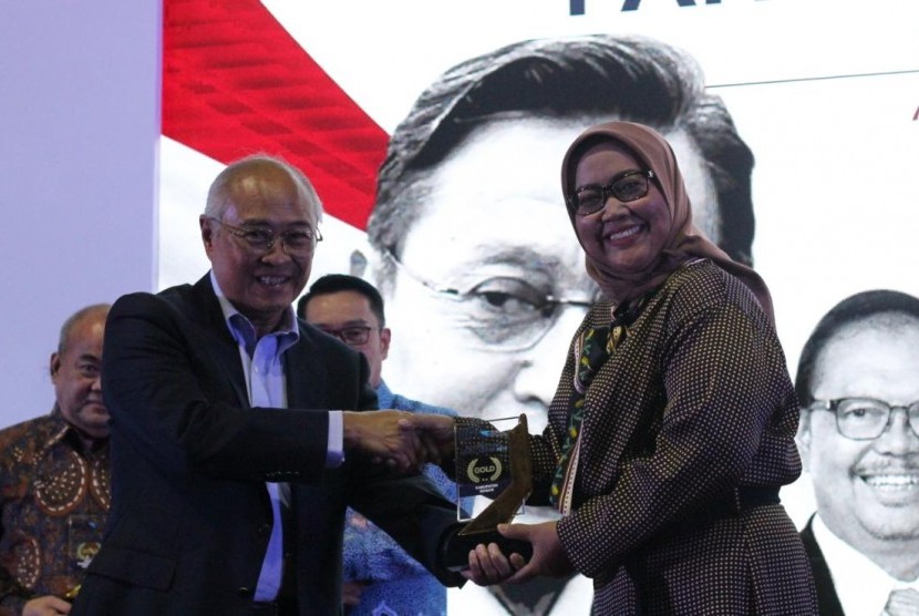 Ade Yasin Raih Penghargaan Anugerah Pandu Negeri 2019.