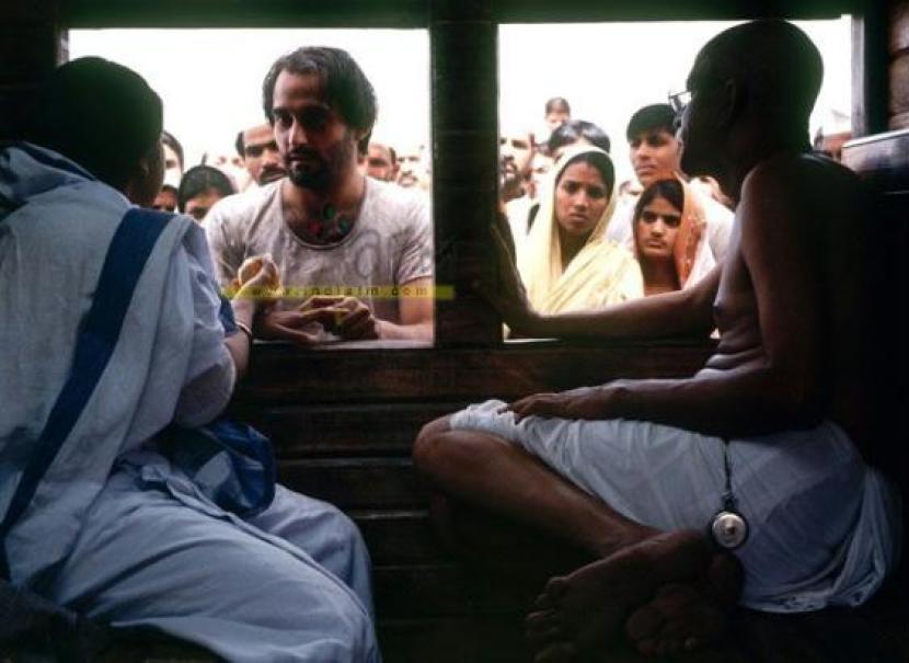Adegan film Ganhi, My Father. Terlihat anak Gandia Harial bertemu dengan bapak ibunya dalam sebuah perjalanan dengan kereta. Anak ini menjadikan batin Gandi paradoks karena dia menikahi anak Ali Jinah yang Muslim. Gandhi tak pernah merestui.
