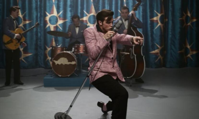 Adegan film Elvis yang diperankan aktor Austin Butler. Sutradara Baz Luhrmann mengaku aktor kawakan Denzel Washington membantu meyakinkannya akan kemampuan Butler.