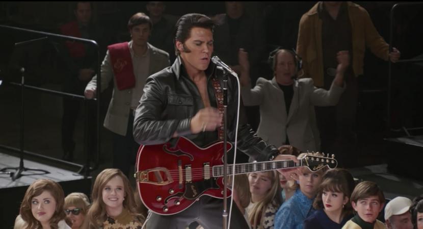 Adegan film Elvis yang diperankan aktor Austin Butler. Sutradara Baz Luhrmann membuat keputusan sulit tentang lagu-lagu yang harus dimuat di film Elvis.