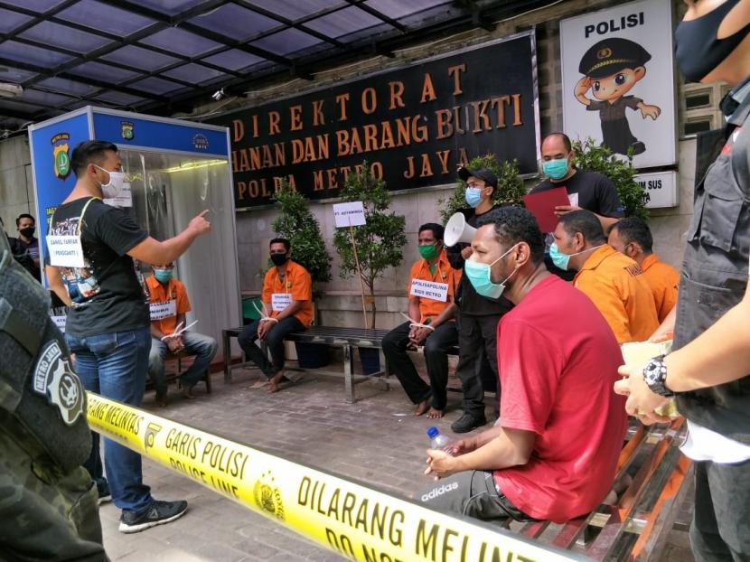 Adegan pra rekonstruksi penyerangan yang dilakukan oleh kelompok John Kei di Mapolda Metro Jaya, Rabu (24/6). 