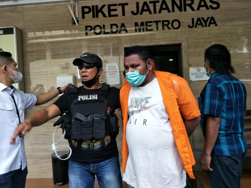 Adegan pra rekonstruksi penyerangan yang dilakukan oleh kelompok John Kei di Mapolda Metro Jaya, Rabu (24/6).