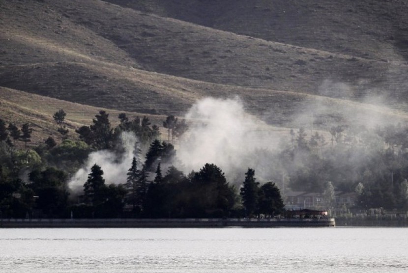 Adegan saat pertempuran antara milisi Taliban dan pasukan keamanan Afghanistan di Hotel Spozhmai, yang terletak di pinggir danau. Milisi Taliban menyerang hotel, Jumat (22/6) dan membunuh 18 orang 