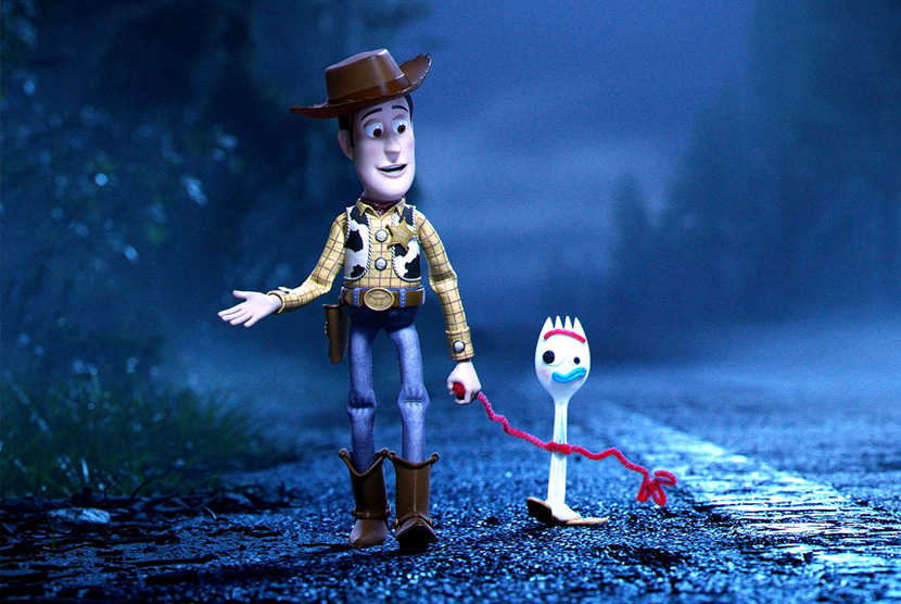 Adegan Woody dan Forky di film Toy Story 4. 