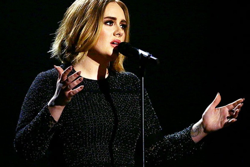Adele dengan penampilan barunya saat menyanyi di final X Factor Inggris.
