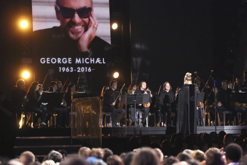 Adele saat membawakan lagu Fastlove sebagai penghormatan insan musik terhadap George Michael.