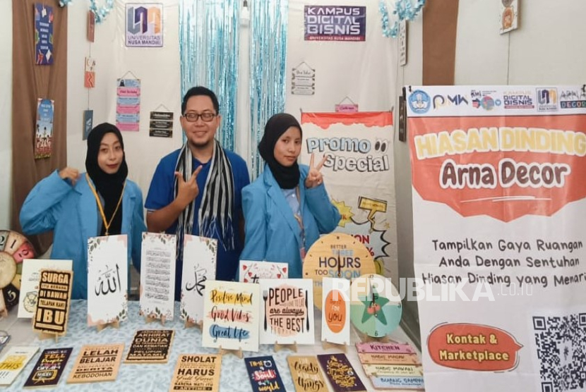 Adelia merintis Arna Decor, bisnis yang fokus pada produk dekorasi.