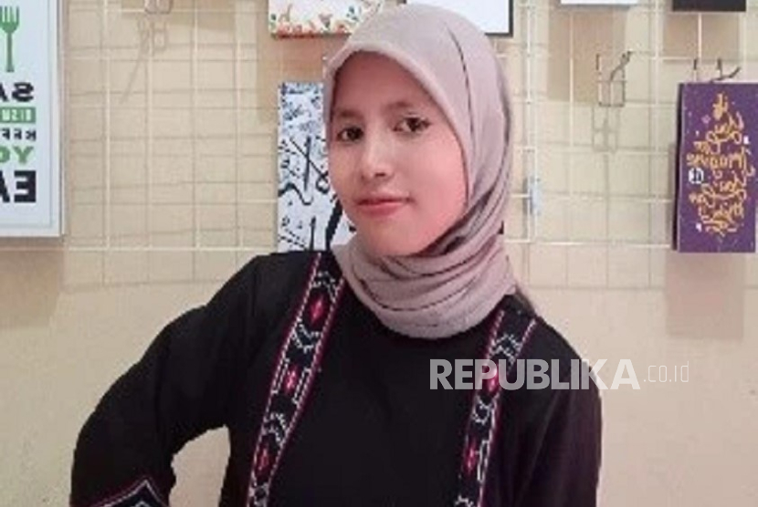 Adelia Rizki Nur Azizah, alumni Program Studi Bisnis Digital, Fakultas Ekonomi dan Bisnis Universitas Nusa Mandiri (UNM), melalui usaha home decor handmade bernama Arna Decor.