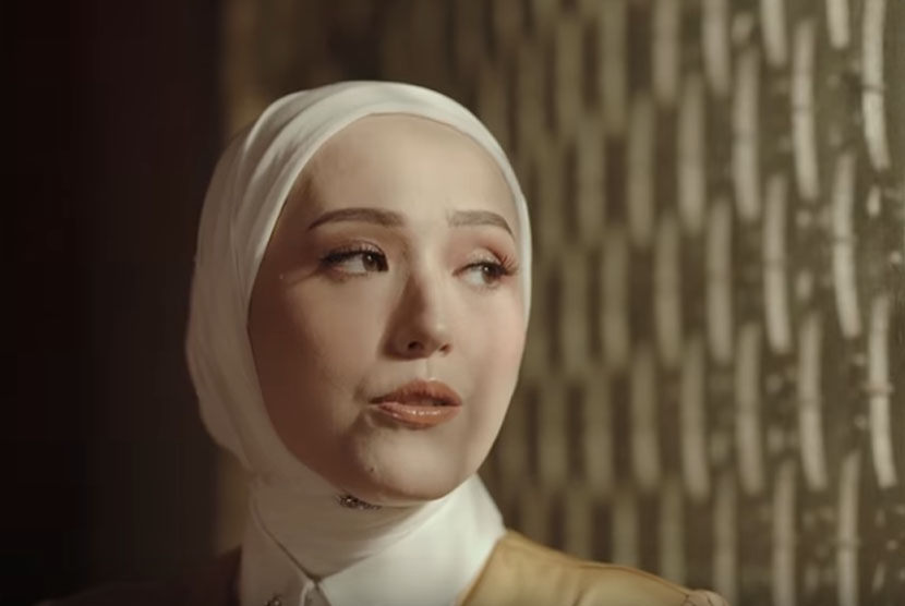 Adelia Wilhelmina dalam video klip Insya Allah di Jalan-Mu. Seperti suaminya, Pasha Ungu, Adelia juga tertarik berorganisasi.