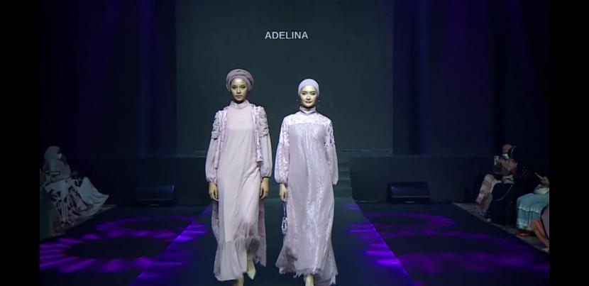 Adelina pamerkan koleksi dress dengan aksen tenun garut di panggung Jakarta Fashion Trend 2022. 
