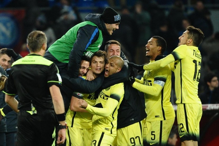 Adem Ljajic merayakan gol bersama para pemain Inter Milan usai mencetak gol ke gawang Napoli. Kemenangan 2-0 Inter memastikan mereka lolos ke semifinal final Coppa Italia