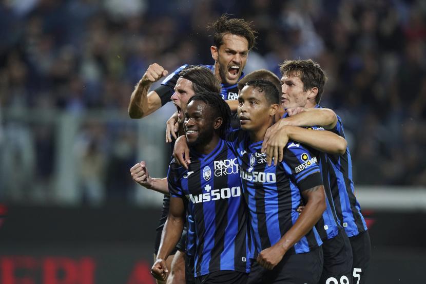  Ademola Lookman Atalanta (kiri bawah) merayakan gol dengan rekan setimnya dalam sebuah laga Serie A. Pada Ahad malam nanti, Atalanta akan menjamu Inter Milan. (ilustrasi)