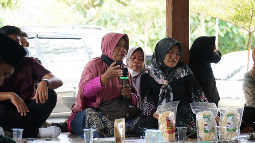 Ademos menggelar Focus Grup Discussion (FGD) Pengembangan UMKM Kabupaten Bojonegoro dan Blora di Panggon Sinau Ademos, Desa Dolokgede, Kecamatan Tambakrejo, Kabupaten Bojonegoro, Selasa (25/1/2022).