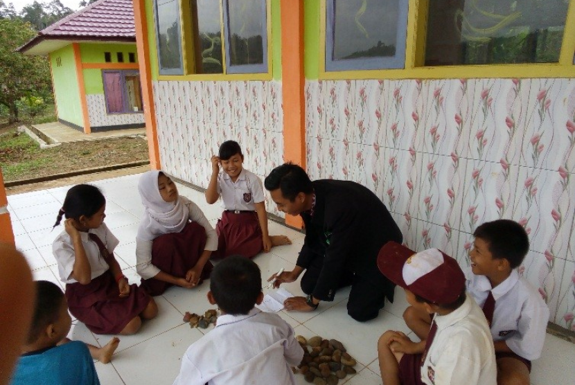 Adi salah satu Kawan SLI Dompet Dhuafa punya cara jitu mengatasi kelas bermasalah.