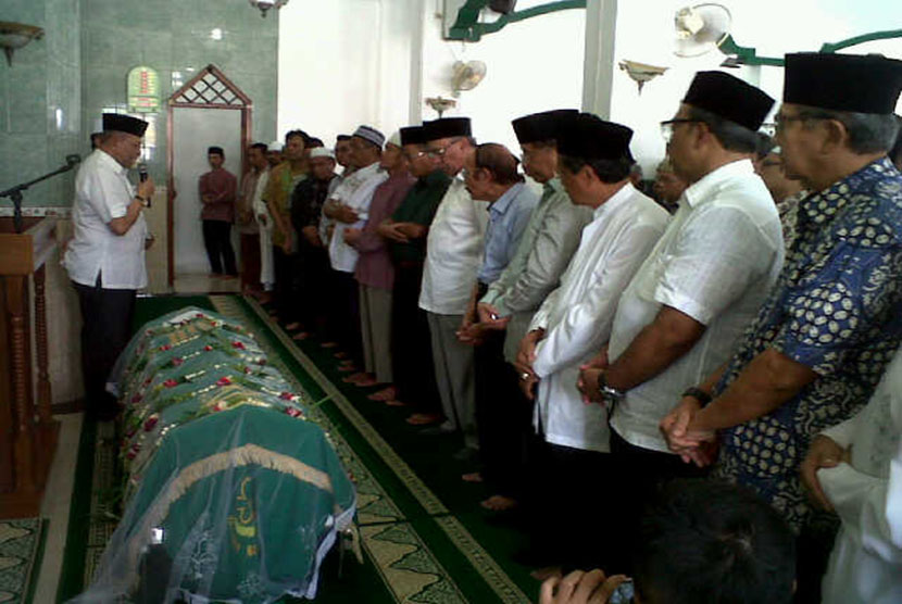 Adi Sasono memimpin doa di depan jenazah almarhum Amin Aziz