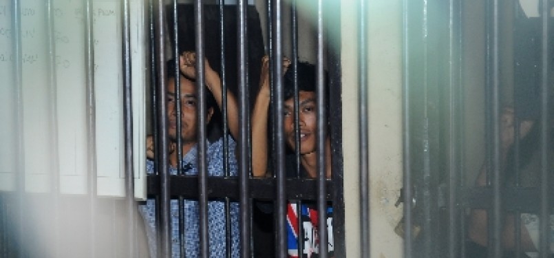 Adi Wiluyo (kanan) dan Sobirin (kiri), dua warga Setrojenar, Buluspesantren, Kebumen, yang dijadikan tersangka pada bentrok antara TNI AD dengan warga di Kebumen, Jateng.