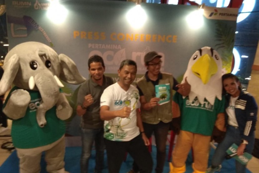 Adiatma Sardjito, VP Corporate Communication PT.Pertamina (tengah berkaos putih) saat jumpa pers Pertamina Eco Run 2018, Jumat (16/11) di Jakarta. 