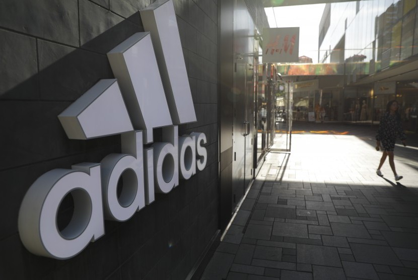 Adidas setuju untuk menjual bisnis Reebok yang berkinerja buruk ke Authentic Brands Group Inc senilai 2,1 miliar euro atau sekitar 2,5 miliar dolar AS.