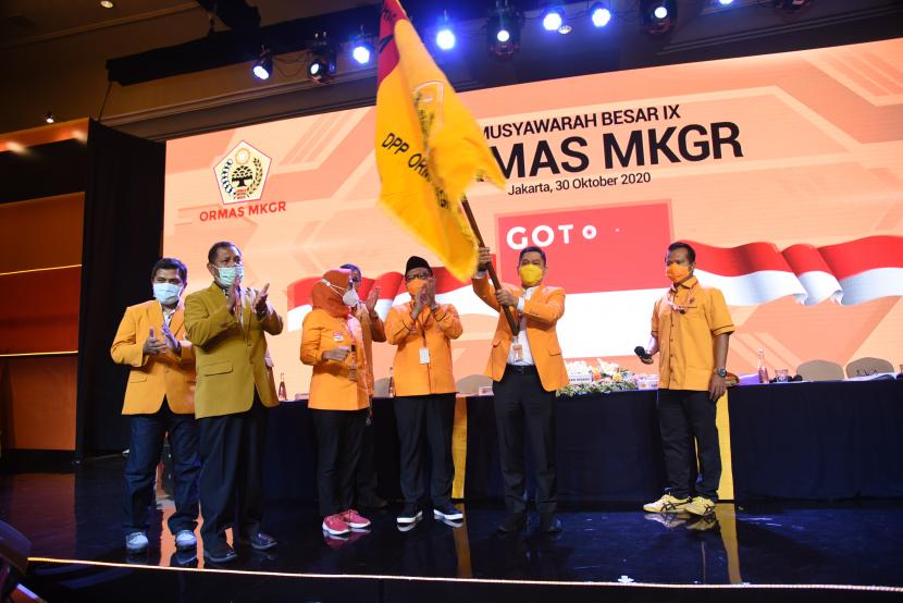 Adies Kadir (kedua kanan) menerima bendera Ormas MKGR setelah terpilih menjadi Ketua Umum MKGR secara aklamasi saat Mubes IX di Jakarta, Jumat (30/10).