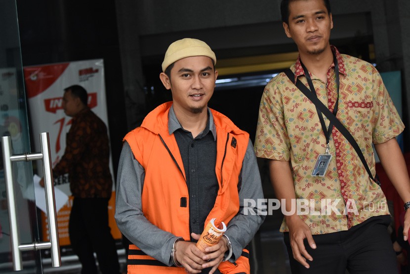 Adik Bupati nonaktif Kabupaten Mesuji Khamami, Taufik Hidayat (tengah) meninggalkan gedung KPK seusai menjalani pemeriksaan di Jakarta, Rabu (13/3/2019).