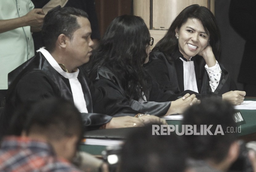 Adik dari Basuki Tjahaja Purnama alias Ahok yang juga Kuasa Hukumnya Fifi Lety Indra (kanan) berbincang dengan tim kuasa hukumnya saat mengikuti sidang Peninjauan Kembali (PK) ke Mahkamah Agung (MA) terkait kasus penistaan agama yang menjerat Ahok di Pengadilan Negeri Jakarta Utara, Jakarta, Senin (26/2). 