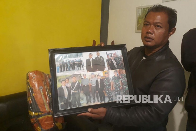 Adik ipar almarhum Ustaz Prawoto, Haji Didin tengah memperlihatkan foto-foto almarhum di kediamannya di Cigondewah Kidul, Kota Bandung, Jumat (2/2).