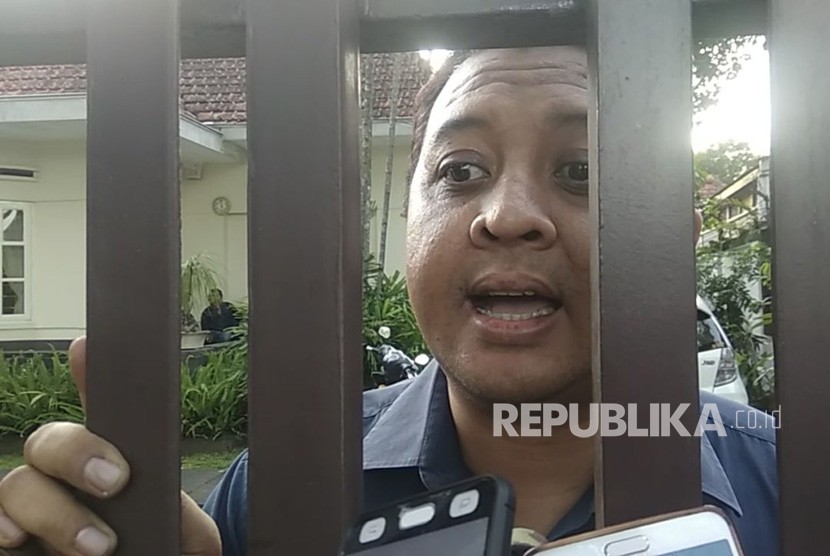 Adik ipar calon Walikota Malang Yaqub Ananda Gudban, Anugrah memberikan keterangan pada pers setelah penggeledahan KPK di kediaman terkait. 