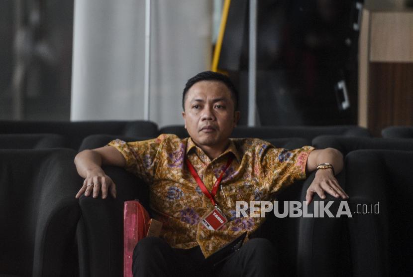 Adik ipar mantan Sekretaris Mahkamah Agung (MA) Nurhadi, Rahmat Santoso menunggu waktu pemeriksaan di gedung KPK, Jakarta, Rabu (4/3). (Republika/Putra M. Akbar)