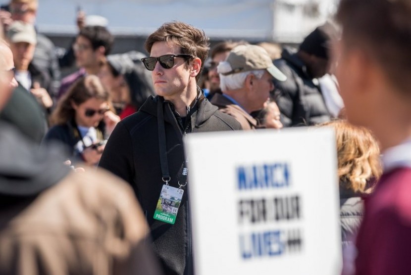 Adik laki-laki Jared Kushner, Joshua Kushner, terlihat sedang mengikuti aksi kampanye pengawasan senjata March For Our Lives pada Sabtu (24/3) di Washington DC. 