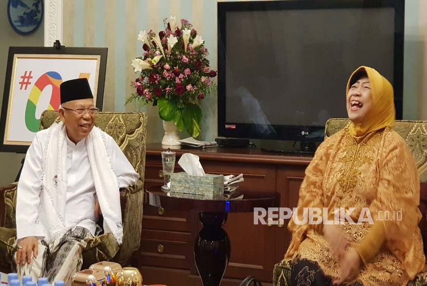 Adik Presiden ke-4 RI, Abdurrahman Wahid (Gus Dur), Lily  Chodidjah Wahid (Lily Wahid) saat bersilurrahim ke kediaman KH Ma'ruf Amin  di Jalan Situbondo, Menteng, Jakarta Pusat, Senin (31/12) sore.