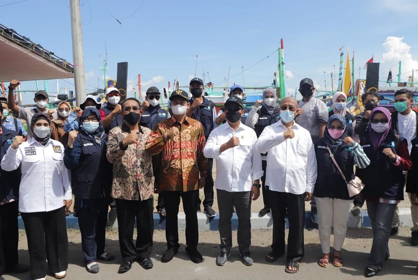 Adilla Azis, Anggota Komite II DPD RI, mendampingi Menteri Kelautan dan Perikanan Sakti Wahyu Trenggono melakukan kunjungan ke Pelabuhan Perikanan Nusantara (PPN) Brondong, Lamongan pada Sabtu (1/5) ini.