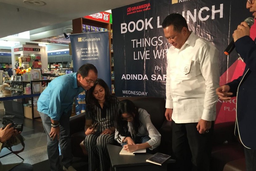 Adinda Saraswati menandatangani novelnya novelnya berjudul Things That Live Within untuk Ketua DPR RI, Bambang Soesatyo, Rabu (6/6) di Kinokuniya Bookstore Plaza Senayan, Jakarta Selatan. 