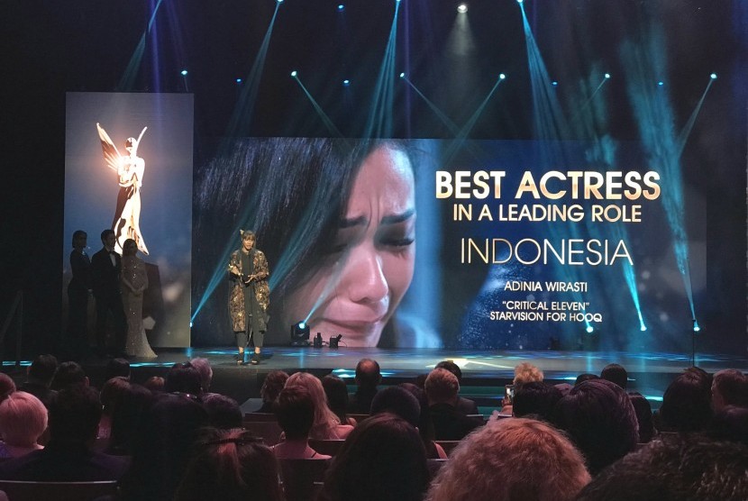 Adinia Wirasti menerima penghargaan Aktris Terbaik Asian Academy Creative Awards (AAA) 2018. 