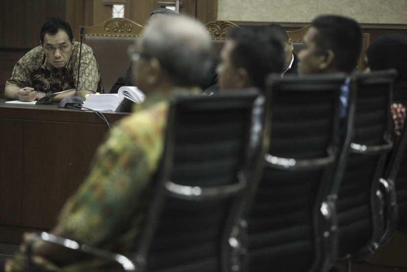 Adiputra Kurniawan (kiri), terdakwa kasus suap proyek kepada Dirjen Hubla Antonius Tonny Budiono, mendengarkan keterangan saksi pada sidang lanjutan di Pengadilan Tipikor, Jakarta, Senin (4/12). Sidang itu beragenda mendengarkan keterangan saksi-saksi. 