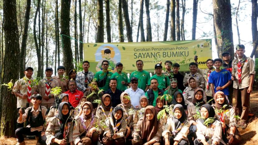 Adira Finance kembali menggelar program Sayang Bumiku di Bumi Perkemahan Giri Wening Desa Cikidang, Kecamatan Lembang, Kabupaten Bandung Barat, Jawa barat, Jumat (23/12/2023).