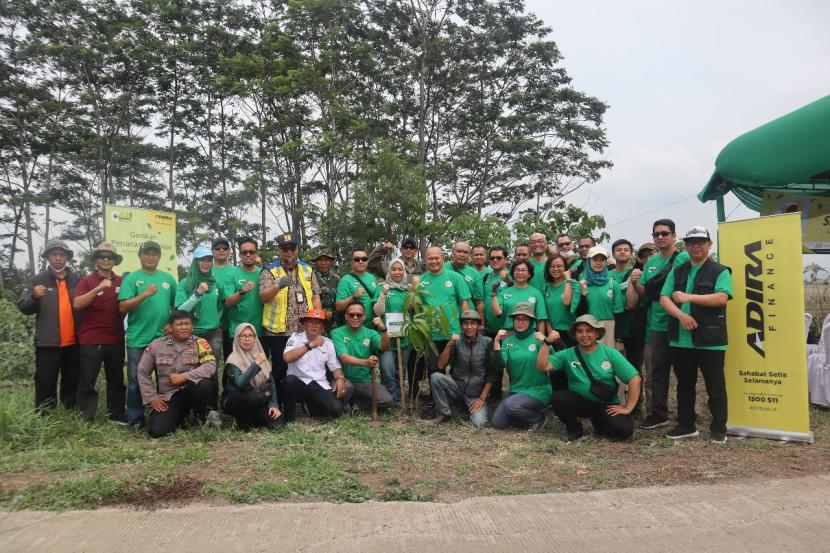 Adira Finance kembali menggelar Program Sayang Bumiku di Sungai Cikijing, Desa Bojongloa, Kecamatan Rancaekek, Kabupaten Bandung, Jawa Barat.