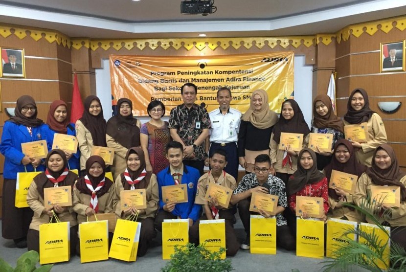 Adira Finance memberikan bantuan kepada 20 SMK di Indonesia. Penyerahan CSR secara simbolis itu dilakukan di SMK 48 Jakarta pada Rabu (6/11). 