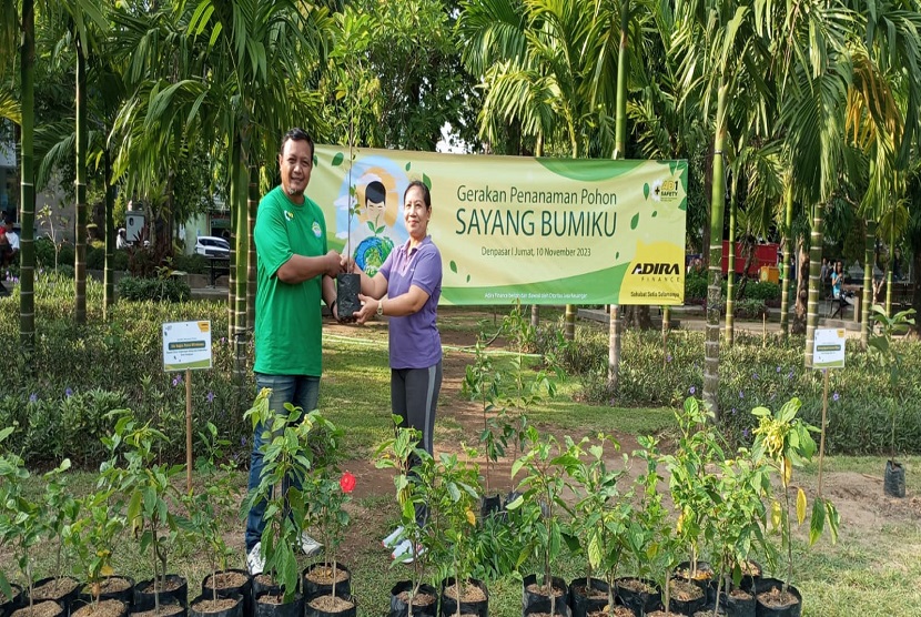 Adira Finance menggelar program Penanaman Pohon yang berlokasi di area Lapangan Puputan Badung (I Gusti Ngurah Made Agung) pada Jumat, (10/11/2023).