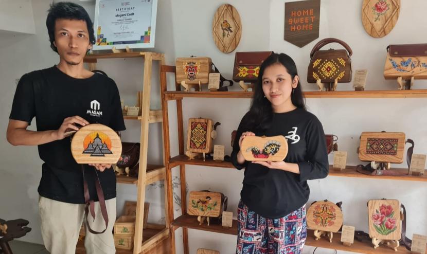 Aditya Widya Pranata menunjukkan beberapa kreasi tas kayu produk Magani Craft di showroomnya yang ada di Dusun  Dotakan RT 04/ RW 03 Desa/ Kecamatan Candiroto, Temanggung, Provinsi Jawa Tengah.