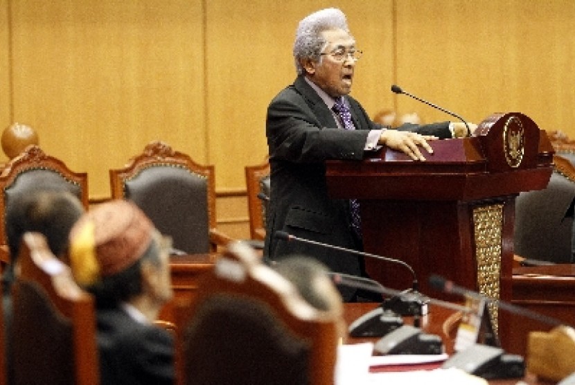 Adnan Buyung Nasution 