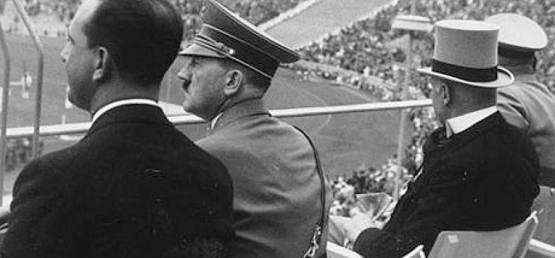 Adolf Hitler (dua kiri) saat menyaksikan timnas Jerman ditekuk Norwegia 0-2 pada Olimpiade 1936 Berlin