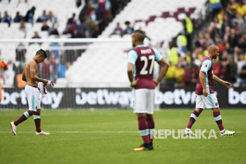 Adrian dan Dimitri Payet  tertunduk lesu setelah West Ham dikalahkan Watford 2-4