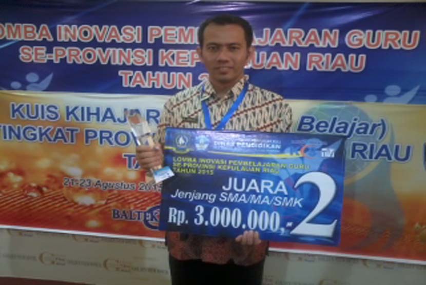 Adrian menjadi juara kedua lomba inovasi pembelajaran berbasis iT sep-Provinsi Riau.