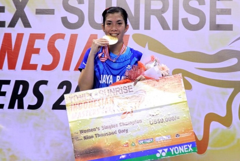 Adriyanti Firdasari di podium juara Indonesian Masters 2014.
