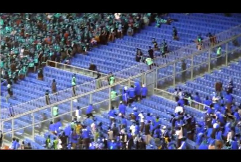 Adu lempar botor antara suporter Indonesia dan Malaysia usai laga pertama Grup B Piala AFF, Ahad (25/11/2012) di Stadion Bukit Jalil, Malaysia.