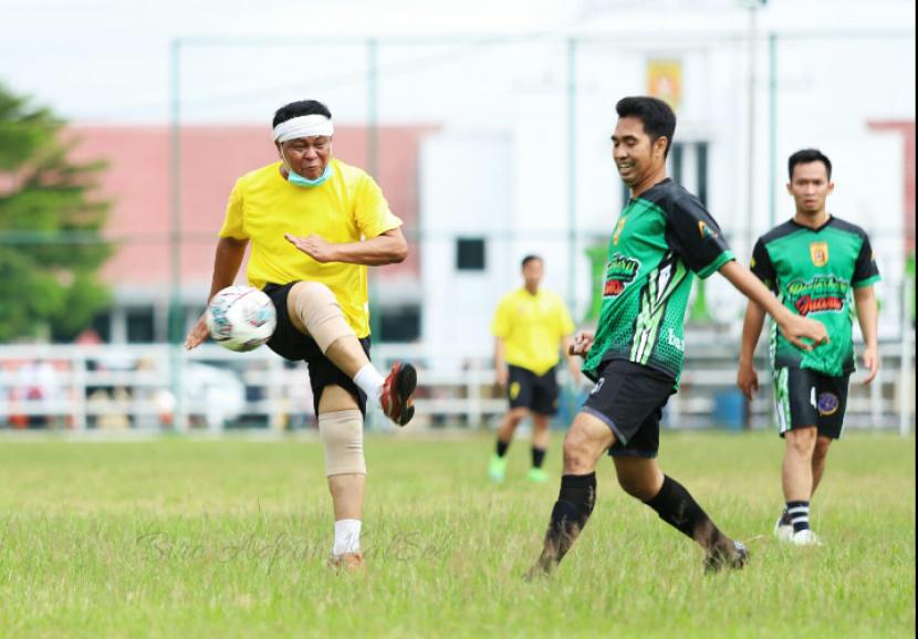 Adu otak, strategi dan kekuatan  sangat terlihat saat pertandingan sepakbola Tim  Paman Birin berhadapan dengan Pemko Banjarbaru yang dipimpin langsung Wali Kota H Aditya Mufti Ariffin.