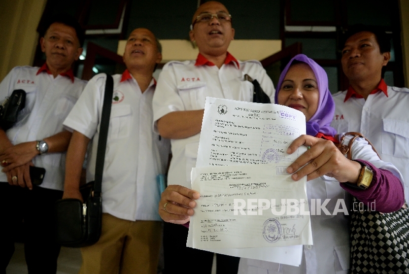 On Monday, Advokat Cinta Tanah Air (ACTA) shows the document from the Administrative Court (PTUN) that record their case to sue President Joko Widodo.