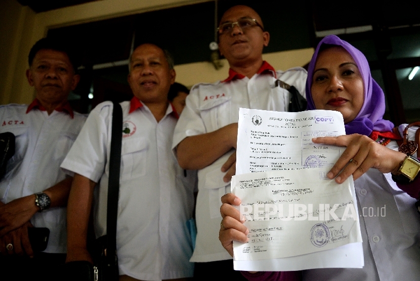 Advokat Cinta Tanah Air (ACTA) berdiskusi udai mendaftarkan gugatan di PTUN Jakarta, Senin (13/2).