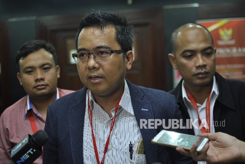 Advokat Muhammad Sholeh memberikan keterangan kepada wartawan saat menjadi pihak pemohon dalam sidang perdana uji materi pengelolaan keuangan haji di Gedung Mahkamah Konstitusi, Jakarta, Rabu (23/8). 