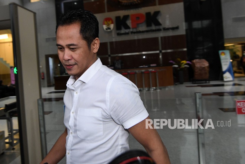 Advokat PDI Perjuangan Donny Tri Istiqomah berjalan usai menjalani pemeriksaan di Gedung KPK, Rabu (12/2/2020).